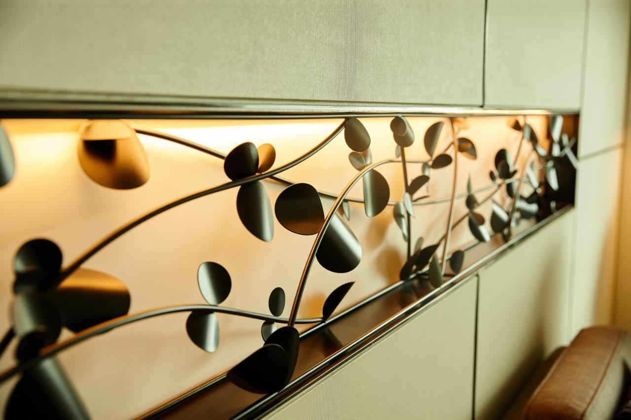 Lotte Hotel Busan Exterior foto Detail of the staircase