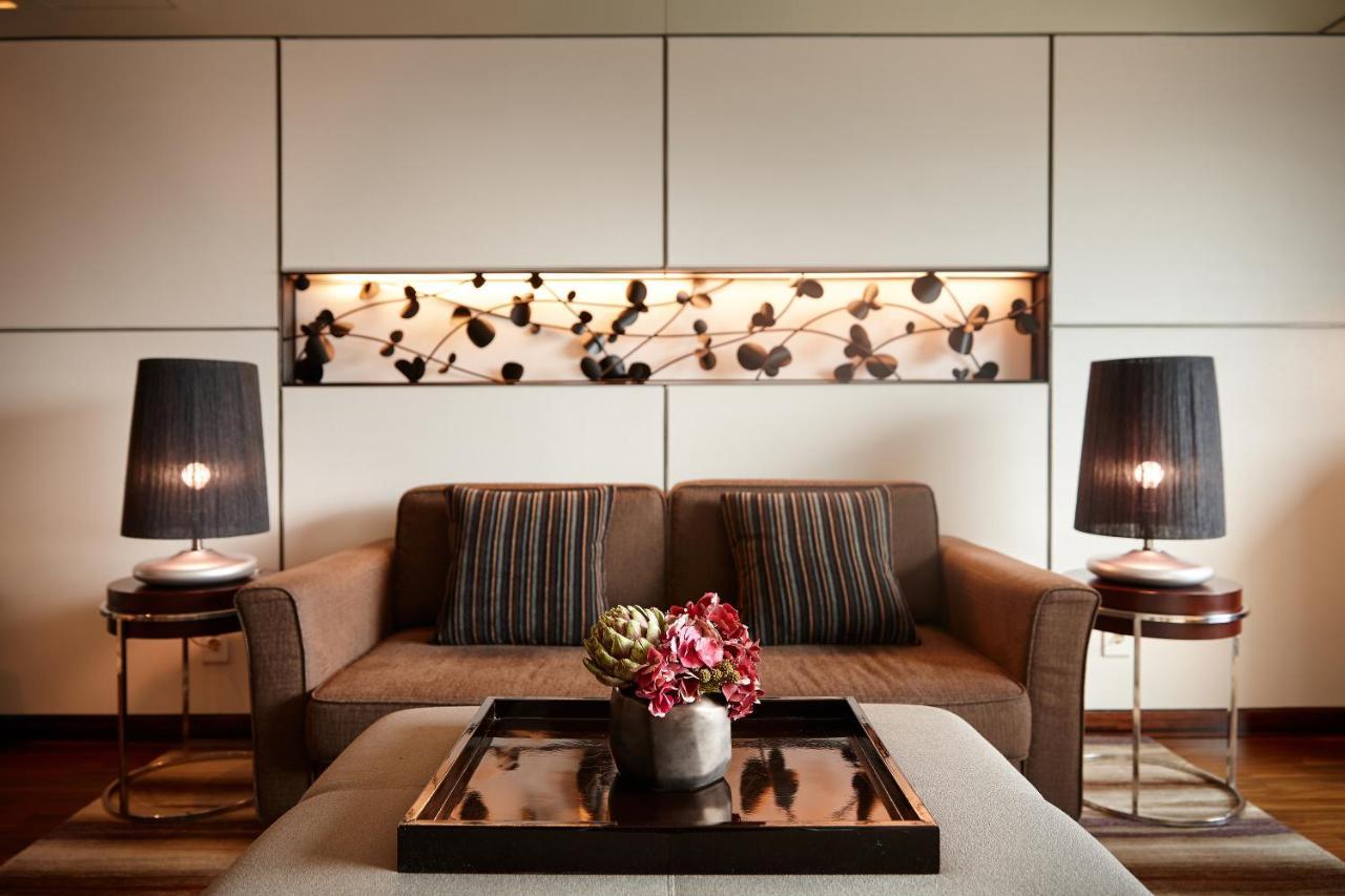 Lotte Hotel Busan Exterior foto A living room in a suite at The Ritz-Carlton, Singapore