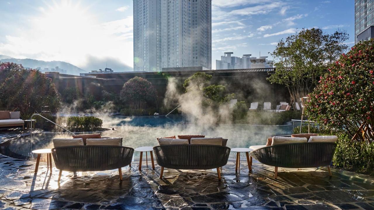 Lotte Hotel Busan Exterior foto The outdoor hot springs at the hotel