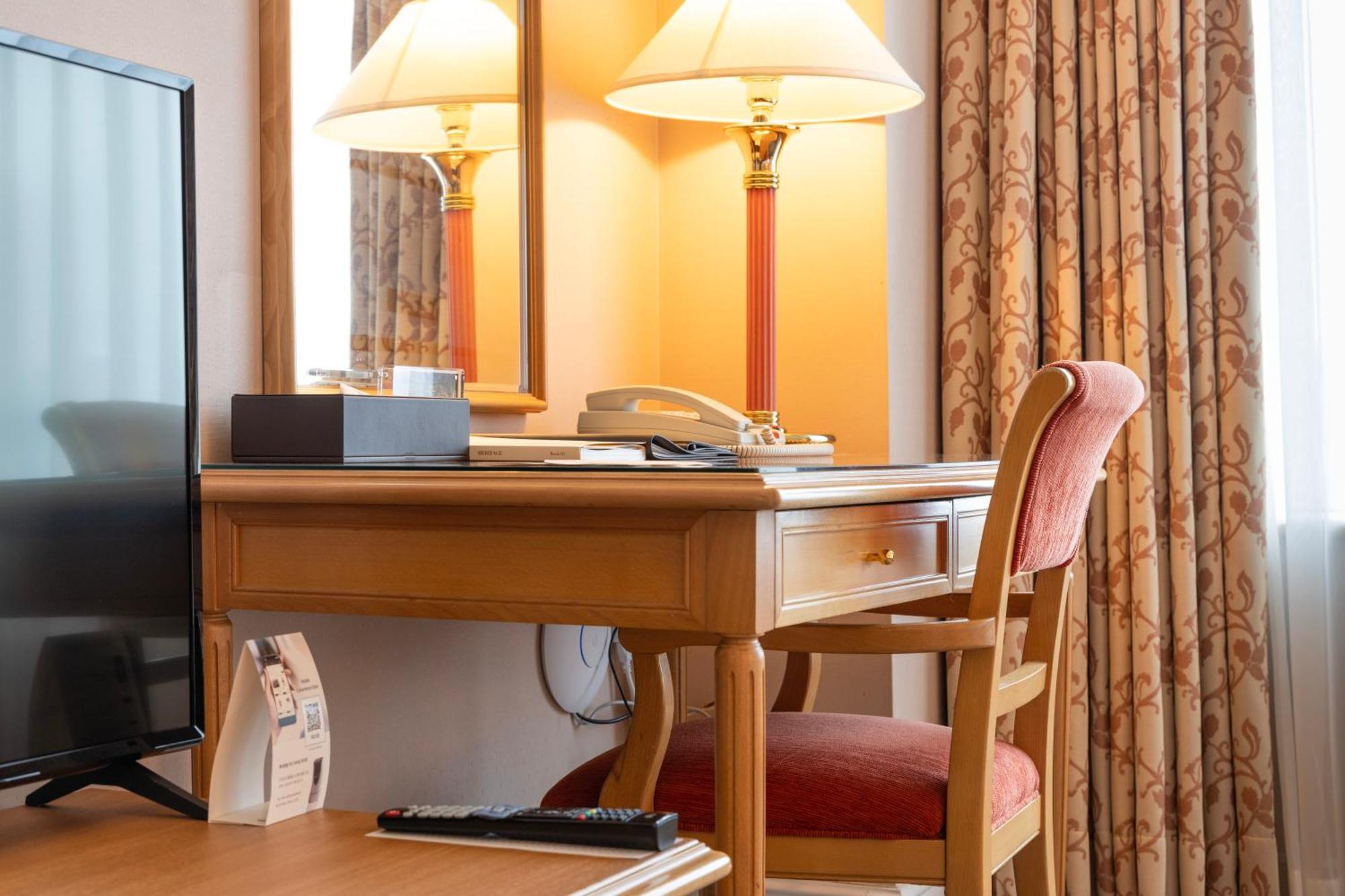 Lotte Hotel Busan Exterior foto A desk in a hotel room