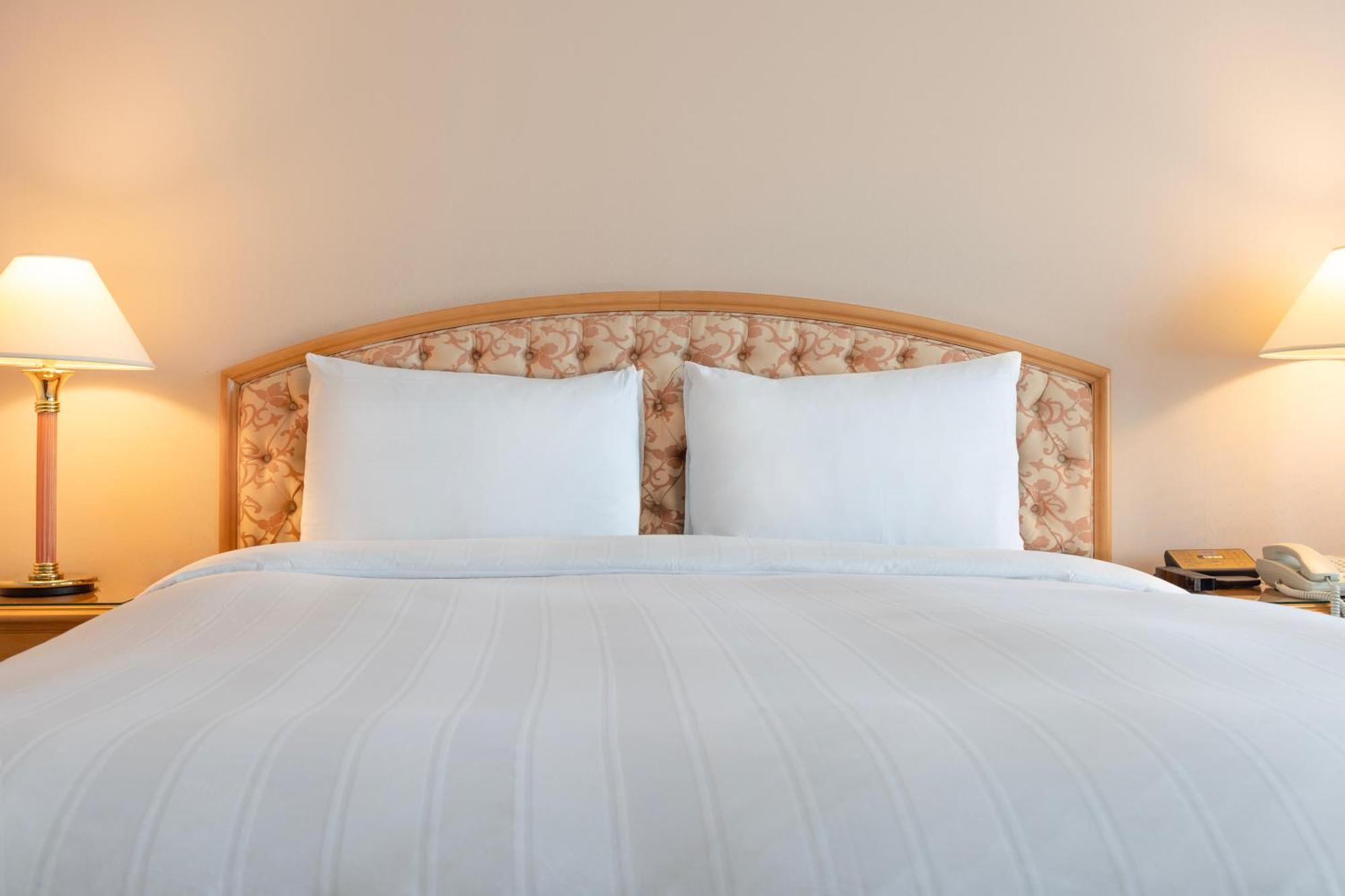 Lotte Hotel Busan Exterior foto A bed with two pillows