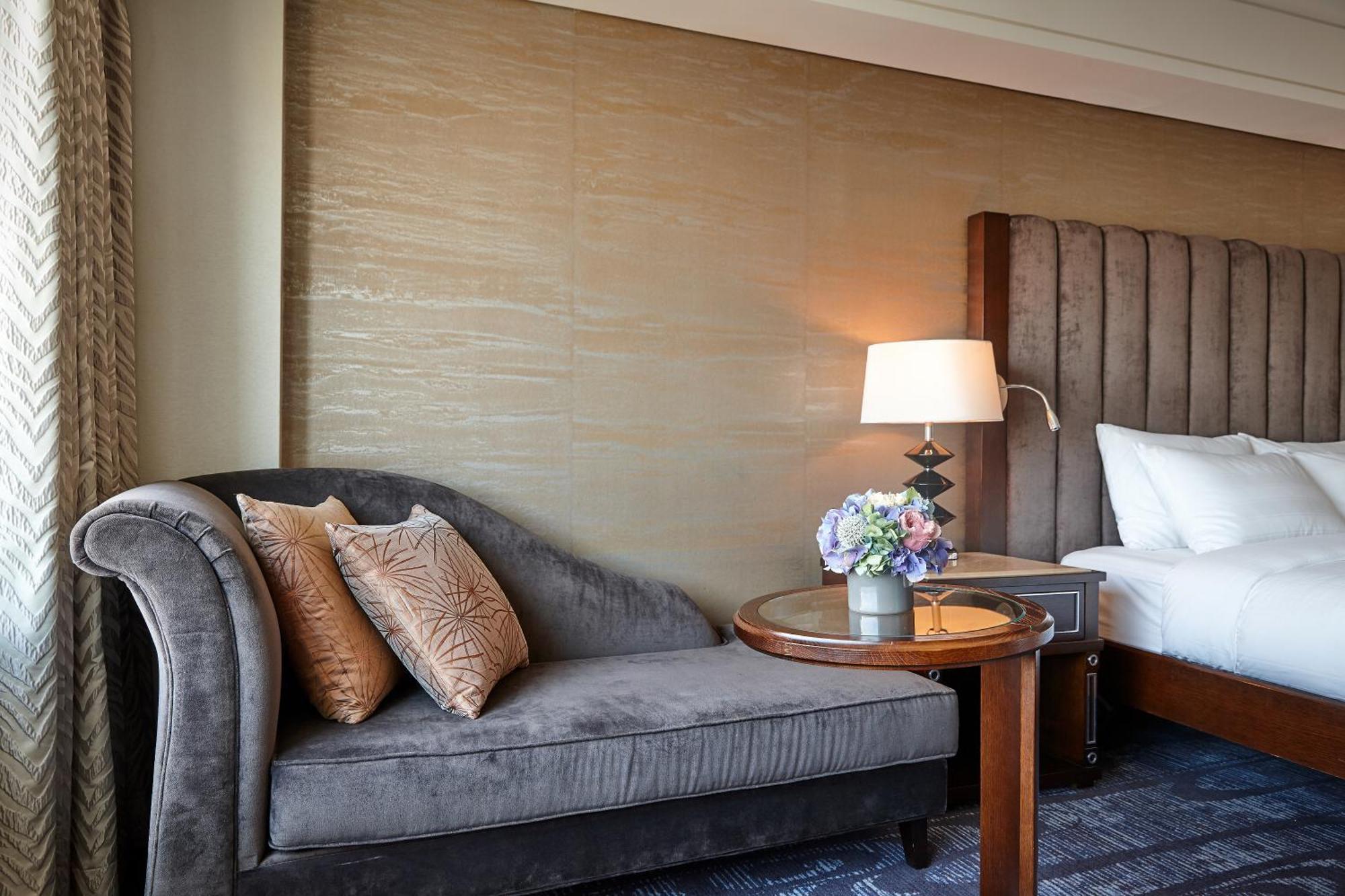 Lotte Hotel Busan Exterior foto A settee in a hotel room