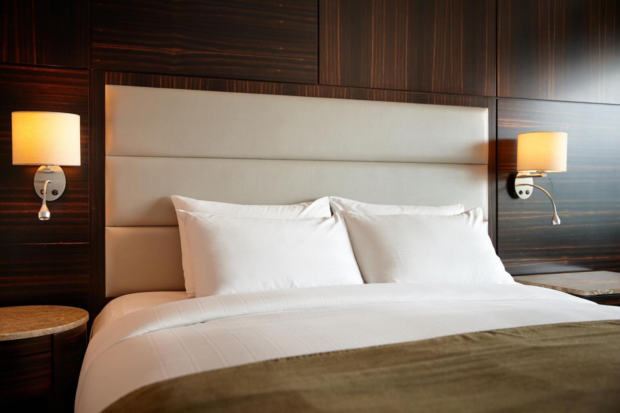 Lotte Hotel Busan Exterior foto A bed with a headboard