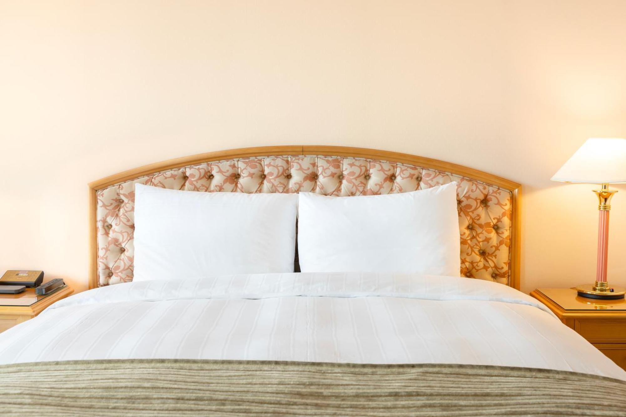 Lotte Hotel Busan Exterior foto A bed with a headboard
