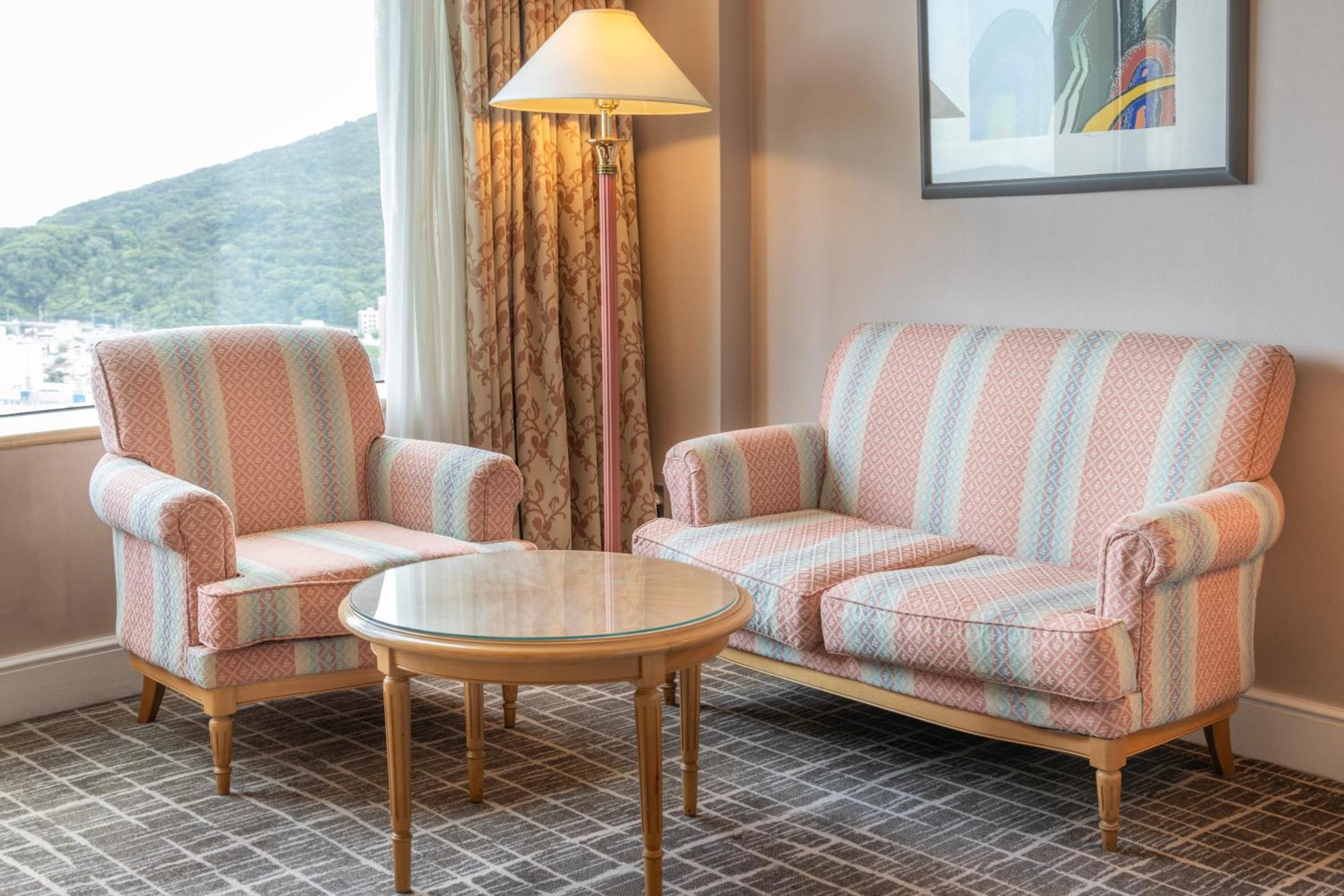 Lotte Hotel Busan Exterior foto A sofa and an armchair