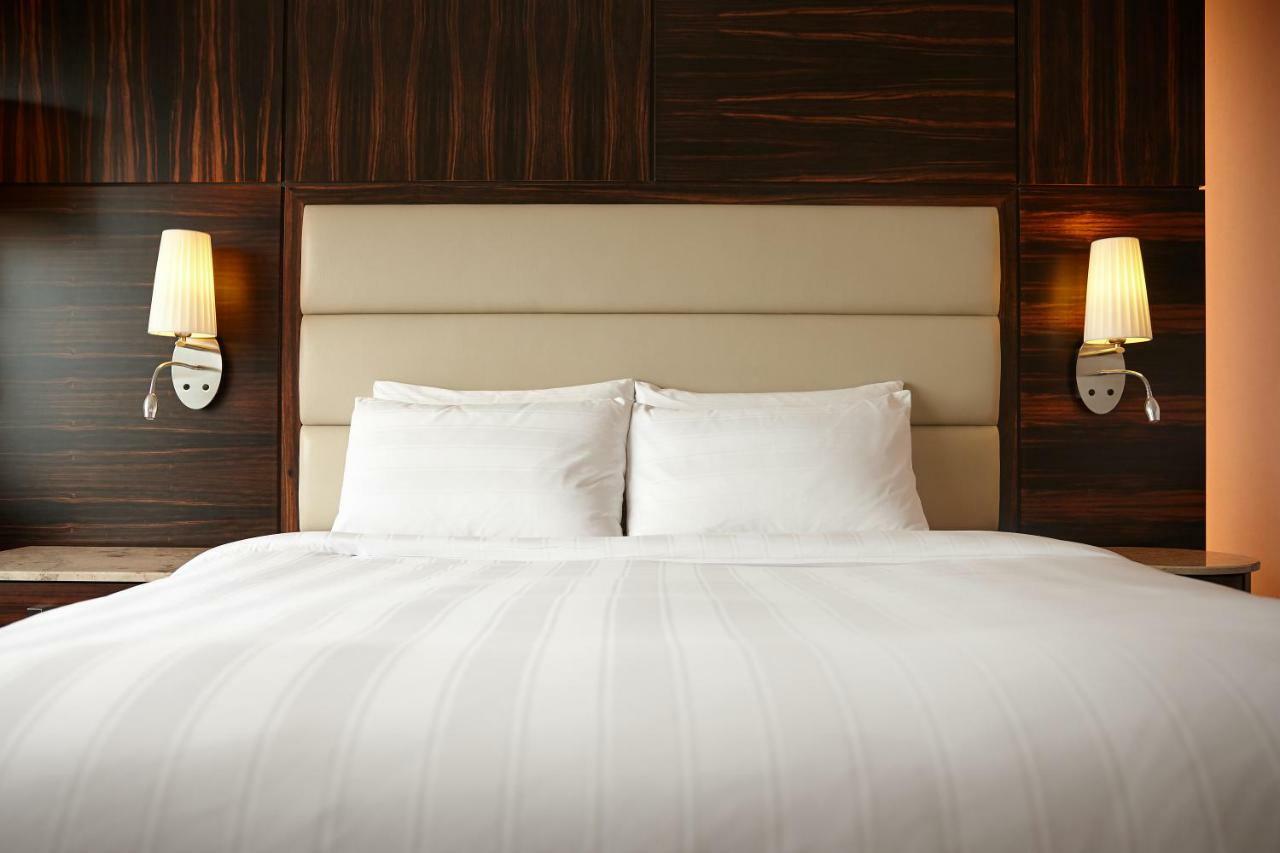Lotte Hotel Busan Exterior foto A bed with two pillows