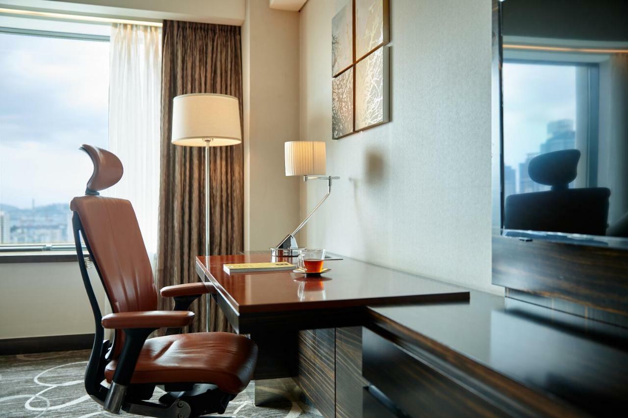 Lotte Hotel Busan Exterior foto A work desk in a hotel room