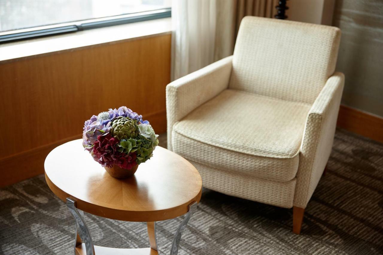 Lotte Hotel Busan Exterior foto A chair and a table