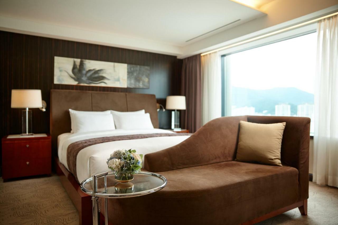 Lotte Hotel Busan Exterior foto A bedroom at the hotel