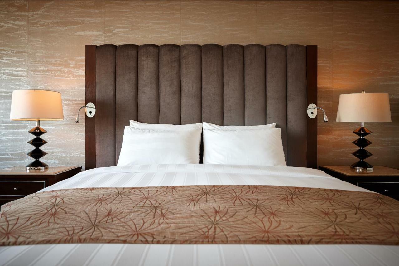 Lotte Hotel Busan Exterior foto A bed with a headboard